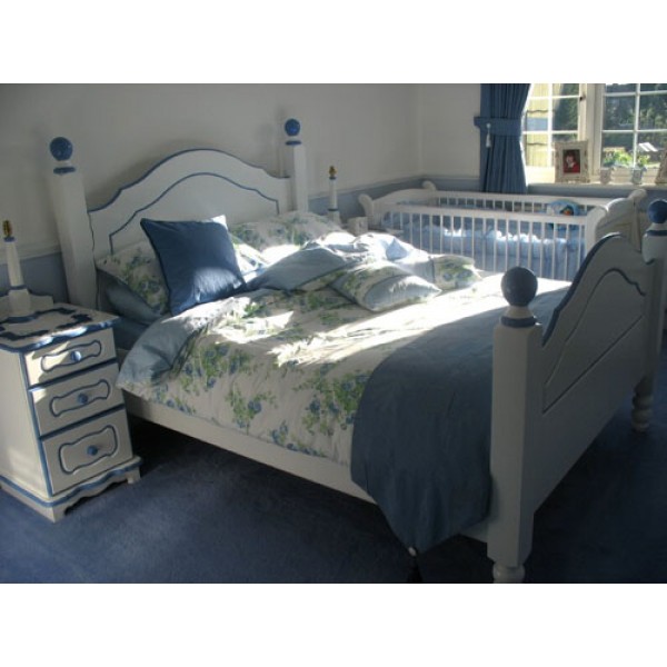 Double Bed 4ft6 White/Blue Trimmed 
