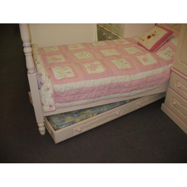 Trundle / Pull-Out Bed For Sleepovers!