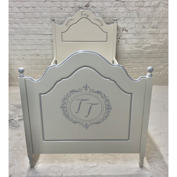 Prince Or Princess Bed With Posts And Crest Art