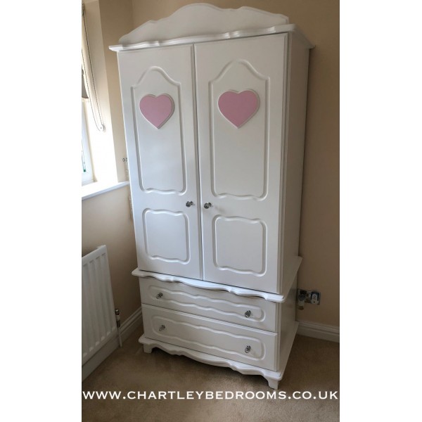 Wardrobe Fancy Style With Pink Hearts And Crystal Knobs
